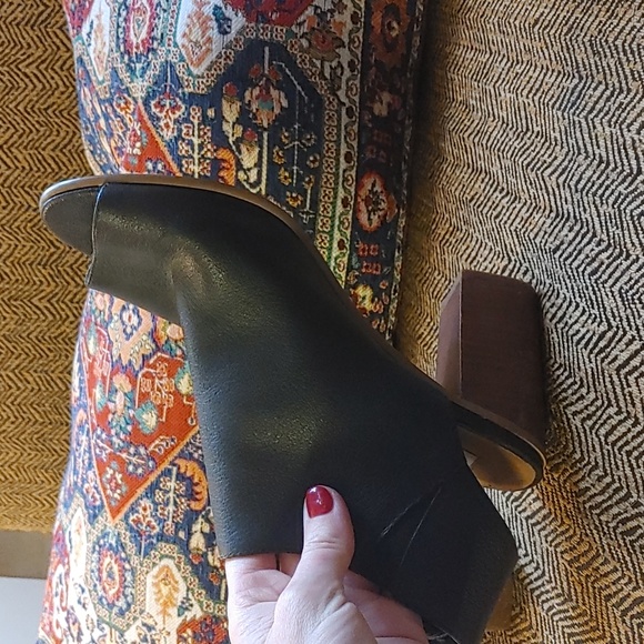 Peekaboo Toe Leather Heels - Picture 5 of 8